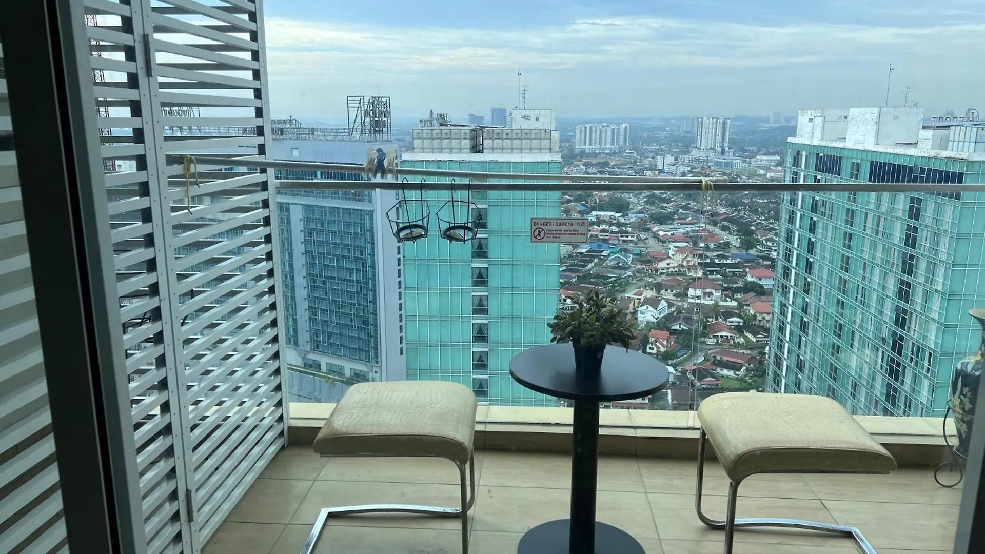 Holiday Home In Ksl , 2 Bdrm 2 Bthrm Wifi 4 Pax Johor Bahru